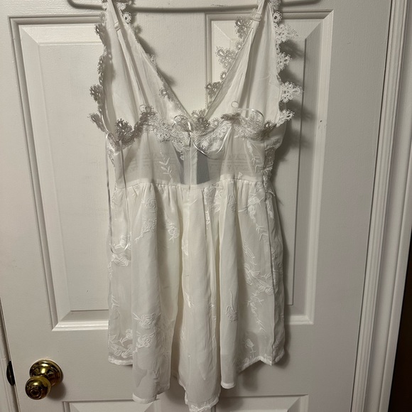 Brand new fashion nova embroidered romper - Picture 2 of 3